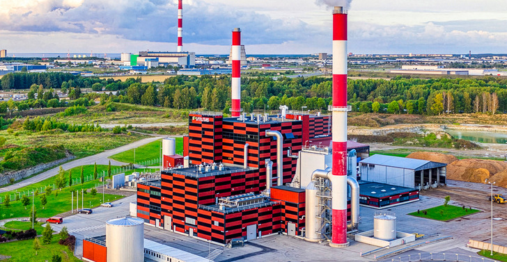 Der Energiekomplex Utilitas Väo nutzt eine effiziente Biomasse-Kraft-Wärme-Kopplungsanlage und vier Wärmepumpen von GEA, um rund 8000 Haushalte und Unternehmen in Tallinn, Estland, mit Fernwärme zu versorgen.