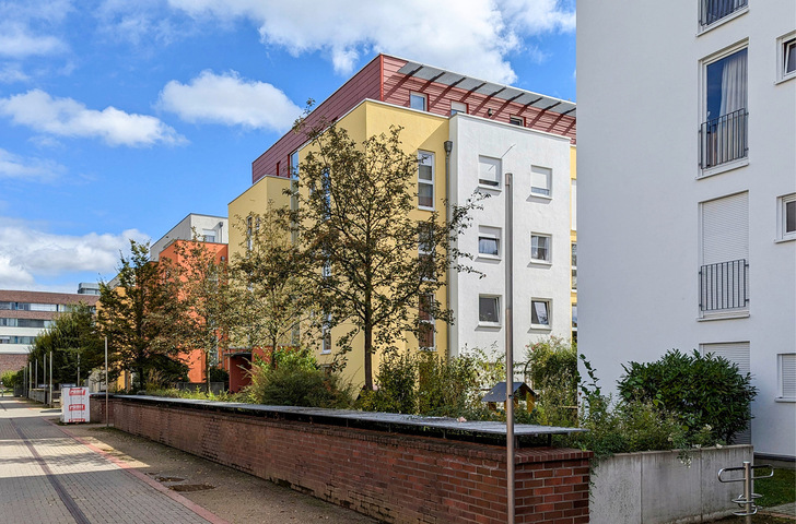 Für warme Wohnungen sorgen in diesem Häuser-Ensemble in Frankfurt am Main nun Luft-Wasser-Heizungswärmepumpen. Ergänzt werden sie durch eXergiemaschinen, die ausreichende Temperaturen für die Warmwasserbereitung erzeugen.