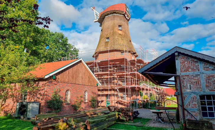 Die 1876 erbaute Hollweger Mühle gilt als besonders prägendes Gebäude in der Kulturlandschaft des Ammerlandes. Die Sanierung zum Wohngebäude und die Eingriffe in die Bausubstanz mussten daher so schonend wie möglich erfolgen.