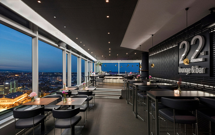 Die Eurolounge im 22. Obergeschoss – das Bindeglied zwischen Büro- und Wohnwelt mit Rezeption, Piano-Bar und Business-Center