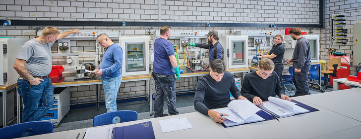 Je nach Kenntnisstand der Teilnehmer können Auffrischungskurse mit oder ohne Praxisanteil angeboten werden