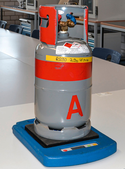 Solange es nur um das Befüllen einer Anlagenflasche geht, muss keine geeichte Waage eingesetzt werden.