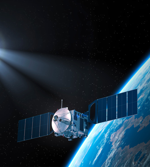 Satelliten müssen permanent überwacht werden. Das bedeutet Rechenleistung und damit Kältelast.