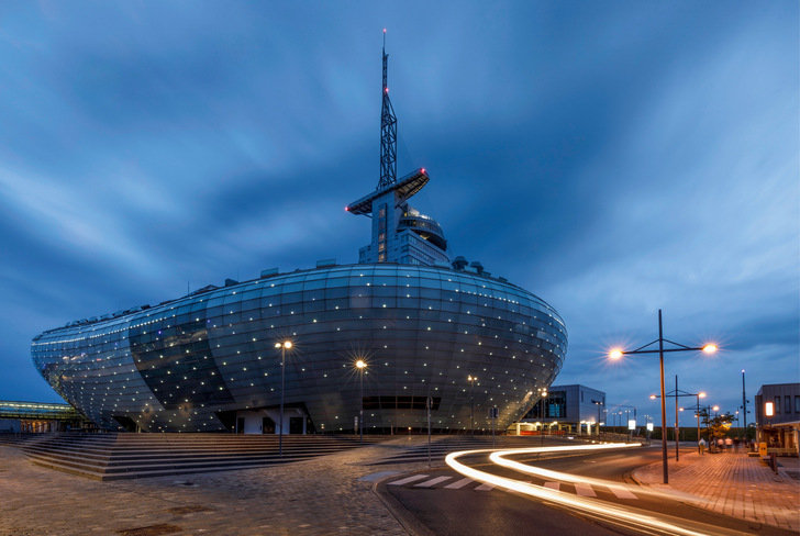 Mit seiner besonderen Architektur, die an ein Schiff erinnert, das in den Havenwelten anlegt, zieht das Klimahaus Bremerhaven viele Blicke auf sich. Im Innern befindet sich eine Wissens- und Erlebniswelt zu den Themen Klima, Klimawandel und Wetter.