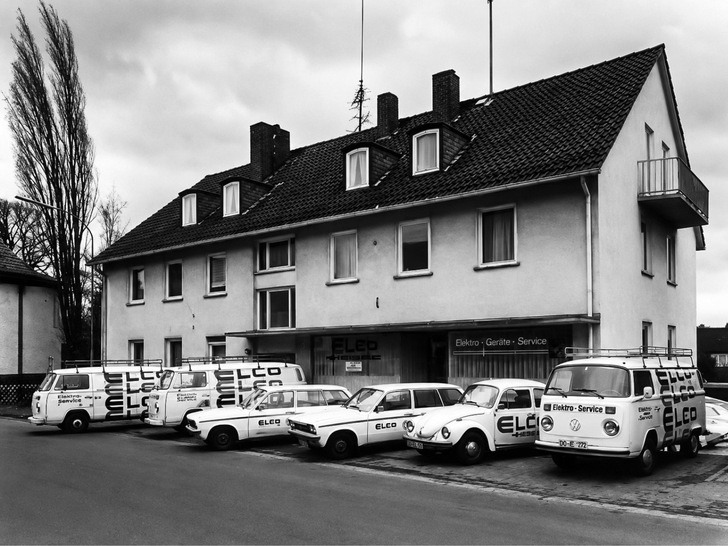 Historische Serviceflotte vor dem Firmensitz: Seit 1951 ist der ELCO-Service vor Ort im ­Einsatz und legte damit den Grundstein für das engmaschige Servicenetz von heute.