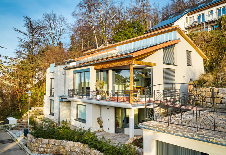 Innerhalb von neun Monaten wurde ein Einfamilienhaus aus dem Jahr 1979 bis auf die Grundmauern zurückgebaut und auf Effizienzhaus-55-Standard modernisiert.