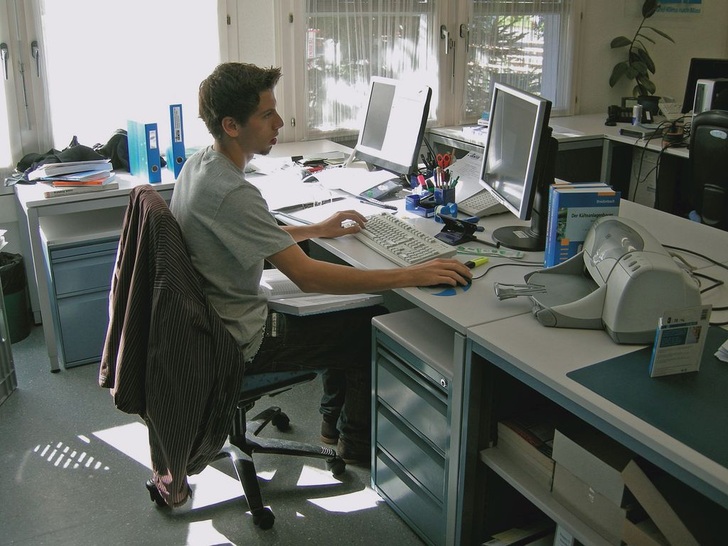 Im Gegensatz zu Deutschland gibt es in der Schweiz den Ausbildungsberuf des &bdquo;Haustechnikplaners Fachrichtung Kältetechnik&ldquo;, dessen Ausbildungszeit 4 Jahre beträgt. Auch dieser Ausbildungsberuf war Bestandteil der &bdquo;Schweizermeisterschaften&ldquo; am 22. September 2007 in Interlaken