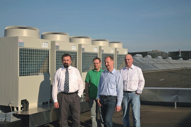 Auf dem Dach vor den fünf Außengeräten (v.l.) Dipl.-Ing. Bernhard Schröter, Leiter Werksdienste ZF Getriebe GmbH, Dipl.-Ing. Rainer Kreschel, Automatisierte Getriebe, ZF Getriebe GmbH, Kälteanlagenbauermeister Jochen Schröder, Schröder Kältetechnik GmbH, und Michael Sperber, Regionalleiter Berlin, Mitsubishi Electric Europe B.V.