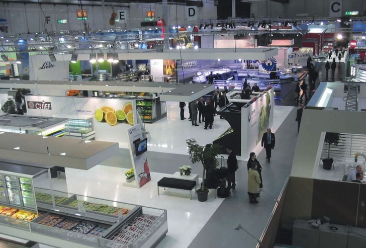 Blick in eine der beiden Messehallen für die Kältetechnik