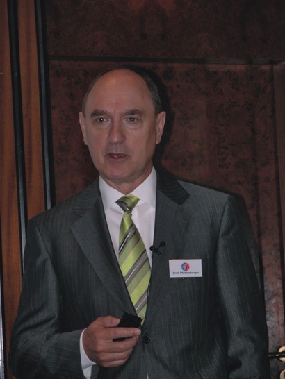 Prof. Dr.-Ing. Ulrich Pfeiffenberger, Vorsitzender des FGK-Vorstands, bei der Begrüßung der Teilnehmer