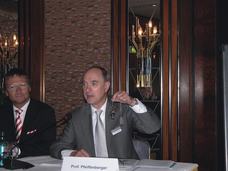 Prof. Pfeiffenberger mit dem &bdquo;Zepter&ldquo; seines Vorgän­gers und begeisterten Eisenbahners Prof. Steimle, welches immer zum Ende jeder Pause auch zu hören war