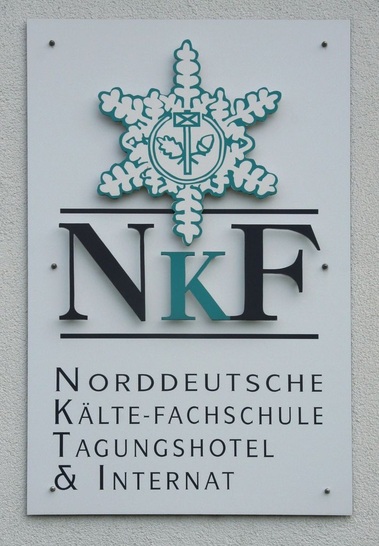 Im September 1989 gründete die Niedersächsische Kälteanlagenbauer-Innung die Norddeutsche Kälte-Fach­schule. Der Unterricht startete bereits im Januar 1990