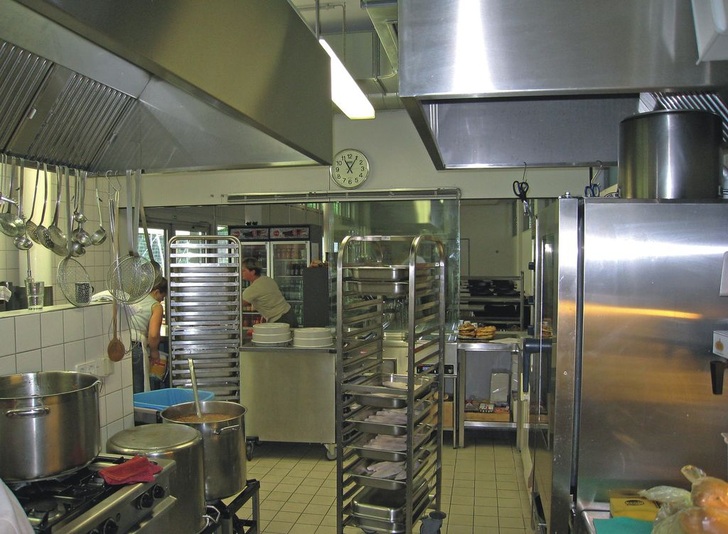 In der Küche der Kantine sorgt die Adsorptions­kältemaschine im ­Sommer für Kühlung. Im Winter arbeitet sie als Wärmepumpe