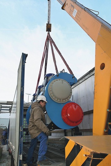 Anlieferung der Kältemaschine auf dem Gelände des Industrieparks Weinheim