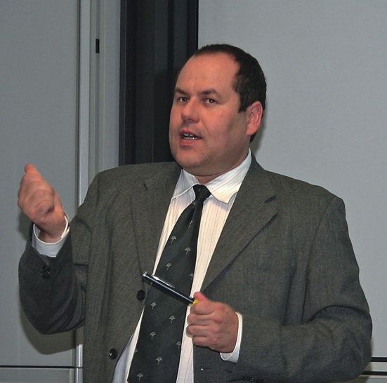 Rüdiger Schlenk von Nalco Deutschland referiert beim DKV-Bezirksverein Stuttgart über Energieinsparungen durch effektive Reinigung von Wärmeübertragern