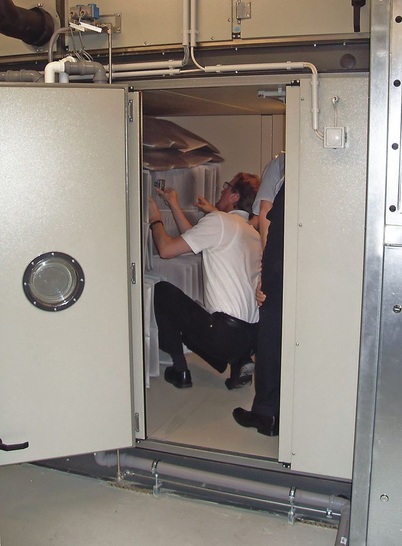 Der Gutachter inspiziert kritische Bauteile wie Filterkammern und Luftwäscher besonders aufmerksam