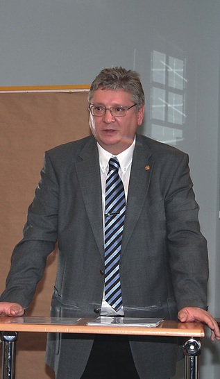 Obermeister Wilfried Otto begrüßt die Teilnehmer der Mitgliederversammlung in Leipzig
