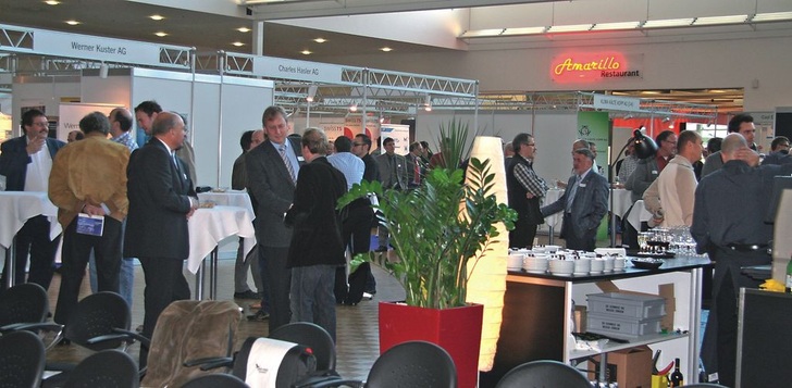 Gelegenheiten für Fachgespräche boten die Kaffeepausen und die Besuche auf den Ständen der Aussteller