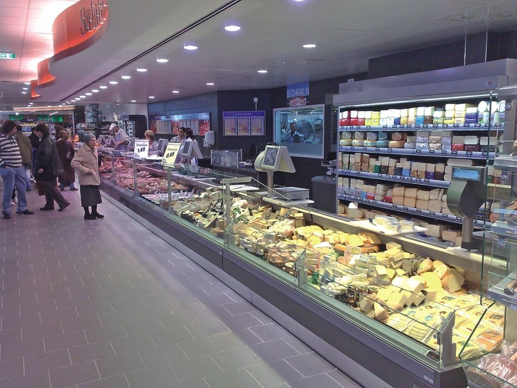 Wurst- und Käsetheke in dem mit Epta-Kühlmöbeln ausgestatteten Edeka-Markt Grümmer in Neumünster