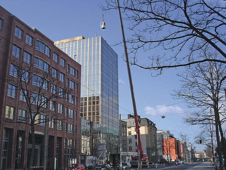 Die Anlage im Verwaltungsgebäude der Frankfurter Commerzbank in der Mainzer Landstraße setzt sich aus insgesamt 161 Inneneinheiten und 11 Außeneinheiten zusammen. Hier bei der Installierung der Außeneinheiten für die 11 Stockwerke