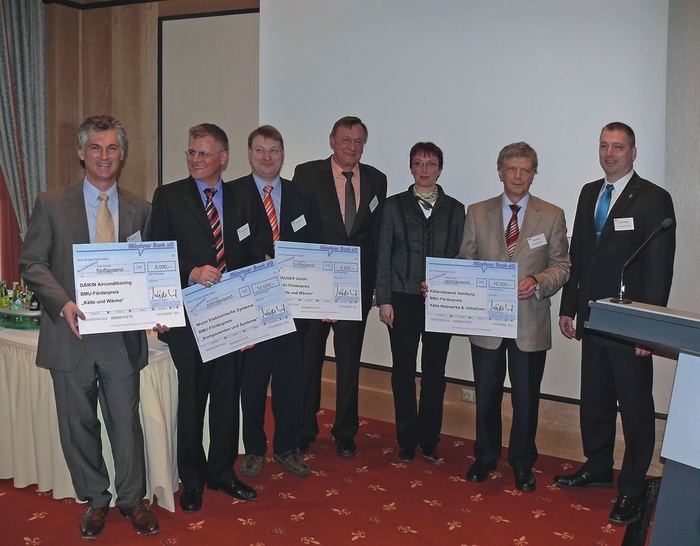 Gruppenfoto nach der Preisverleihung (v.l.): Xavier Feys (Daikin), Dr. Hans-Peter Wurm (Wurm), Klaus Nocke (Hauser), Wolfgang Müller (BMU), Astrid Klug (BMU), Jörn Pagels (Kältenetzwerk Hamburg) und Frank Heuberger (BIV)