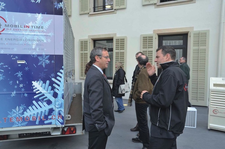 Beim Event HLK-Portal in Zürich konnten sich Planer und Anlagenbetreiber direkt bei Geschäftsführer Marcel Ginter (rechts) über das Angebot von Mobil in Time und das Innen­leben der mobilen Kältezentralen informieren