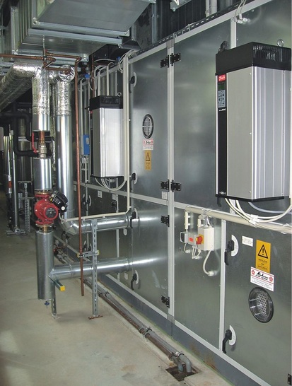 Sorptionsklimaanlagen erzeugen aus 5,8 kW Wärme 7 kW latente Kühlung, die Lebensdauer der Speicher beträgt 1015 Jahre. Die Anlage verbraucht keine fossilen Brennstoffe und produziert keine Schadstoffe. Auch beim Rückbau ist keine spezielle Entsorgung notwendig