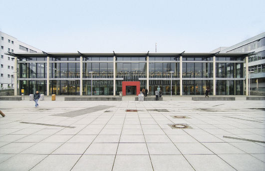 Die transparente Fassade der Universitätsbibliothek Koblenz ist optisch ansprechend, war aber bauthermisch ein Problemfall. Gerade im Sommer heizte sich das Gebäude enorm auf. Seit der Montage von Kühlsegeln ist dieses Problem behoben