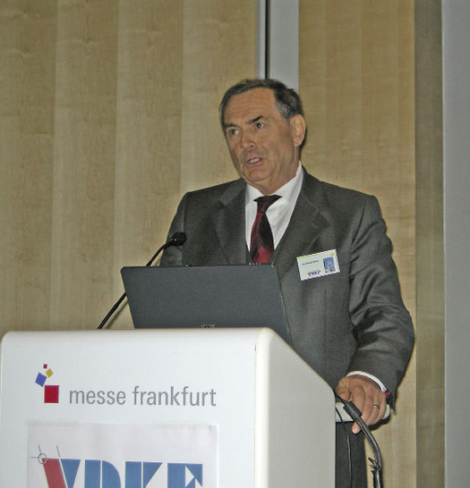 VDKF-Präsident Werner Häcker begrüßt die Mitglieder im Portalhaus auf der Messe Frankfurt