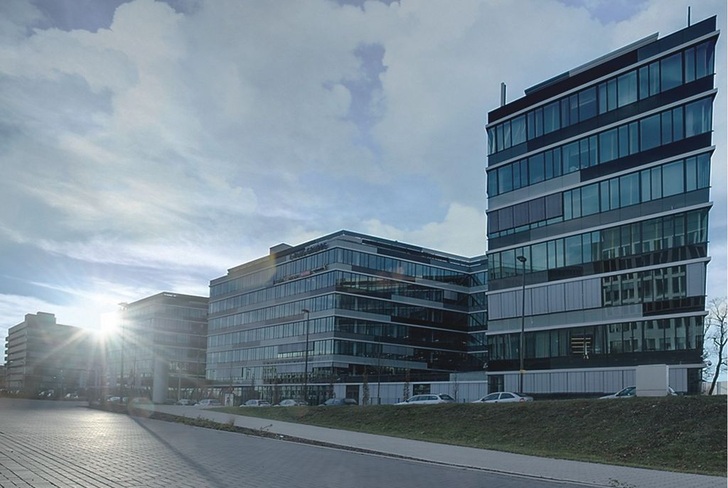 Die neue E-Plus Firmenzentrale in Düsseldorf ist verkehrstechnisch günstig in der Nähe des Flughafens gelegen