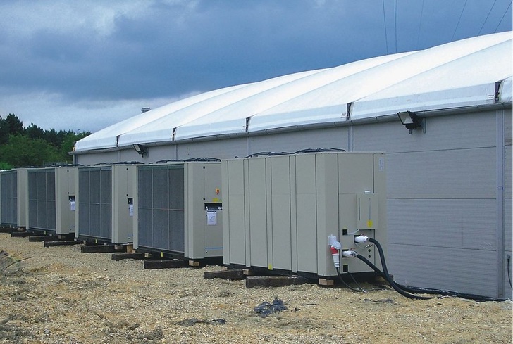 Hier platzierte man die Kühlkomponenten im Außenbereich einer Lagerhalle