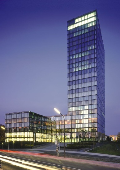 Architektonische Raffinessen und eine im Hintergrund arbeitende intelligente Gebäudetechnikkennzeichnen die neue Konzernzentrale des Süddeutschen Verlags in München, die Anfang Februar 2010 mit LEED-Gold ausgezeichnet wurde