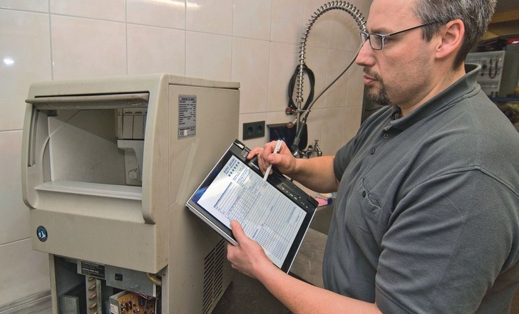 Für Bodo Ahlers ist mit dem Tablet-PC die Zeit der papierlosen Auftragsbearbeitung angebrochen