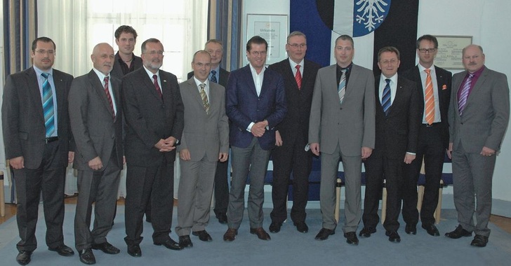 Vertreter der am Netzwerk nesa beteiligten Unternehmen mit prominenter Unterstützung (v. l.): Frank Speringer (Hermos), Dieter Herrmannsdörfer (Hermos), Daniel Beuschel (ife), Prof. Dr. Jürgen Lehmann (FH Hof), Hans-Ulrich Gruber (AGO), Jürgen Frisch (ife), Karl-Theodor zu Guttenberg, Clemens Dereschkewitz (Glen Dimplex), Frank Heuberger (Heuberger Klima Kälte), Henry Schramm (OB Kulmbach), Florian Schneider (ASK), Rolf Martens (Protec).