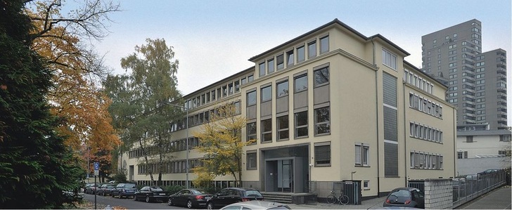 Nach der Erweiterung kann das gesamte Bürogebäude mithilfe der Bauteilaktivierung und einer reversiblen Grundwasser-Wärmepumpe beheizt und gekühlt werden. (Alle Bilder + Grafiken: Ciat Kälte- und Klimatechnik GmbH)