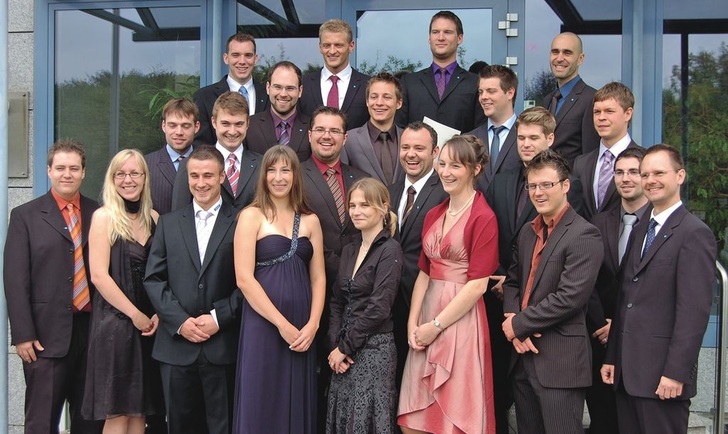 Sie haben gut lachen: Die erfolgreichen Absolventen des 4. Studiengangs an der ESaK in Maintal mit Studienleiter Dr. Dominik Cibis (r.)