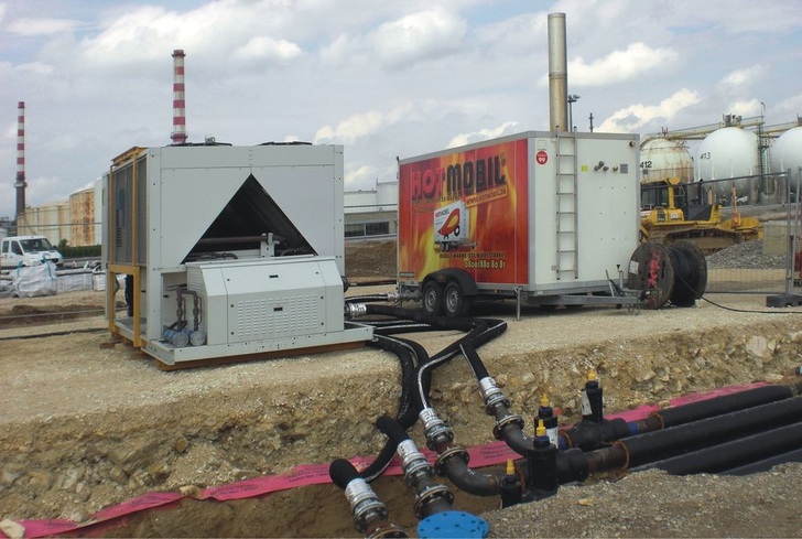 Mobile Wärme- und Kältezentralen sind schnell und flexibel einsetzbar, auch mit größeren Kälteleistungen wie zum Beispiel für den Einsatz bei Großobjekten wie den Neubau des Fußballstadions FC Ingolstadt. Hier wurde eine mobile Kältezentrale mit 500 kW und eine mobile Heizzentrale mit 950 kW temporär eingesetzt