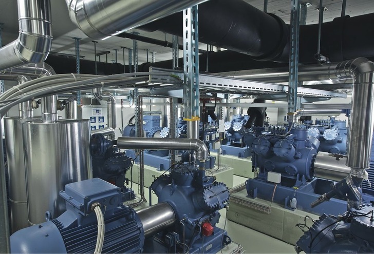 Die Ammoniak-Wärmepumpe der Energiezentrale Rietbach nutzt das gereinigte Abwasser eines Klärwerkesund die Abwärme eines Rechenzentrums.