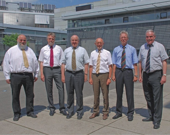 Die Vertreter der HAWtech (v. l.): Prof. Dr. rer. nat. Marcus Baumann (Rektor Hochschule Aachen), Prof. Dr.-Ing. Bernhard Schwarz (Sprecher der HAWtech, Rektor HS Esslingen), Prof. Dr. rer. nat. Ralph Stengler (Präsident HS Darmstadt), Prof. Dr. Michael Heine (stellvertretender Sprecher HAWtech, Präsident HTW Berlin), Prof. Dr.-Ing. habil. Roland Stenzel (Rektor HTW Dresden), Prof. Dr. rer. nat. Karl-Heinz Meisel (Rektor HS Karlsruhe)