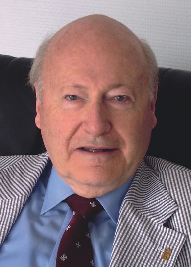 Dr. Rolf Berth ist Gründer und geschäftsführender Gesellschafter der Akademie Schloss Garath in Düsseldorf. Er ist Betriebswirt und Psychoanalytiker. Er berät eine Reihe erster Adressen, war Vorstandsvorsitzender verschiedener Firmen, u. a. von Levi Strauss, und gehörte der Fakultät des Internationalen Managementinstituts in Genf an. Er ist Lehrbeauftragter an der Universität Duisburg-Essen und förderndes Mitglied der Max-Planck-Gesellschaft.