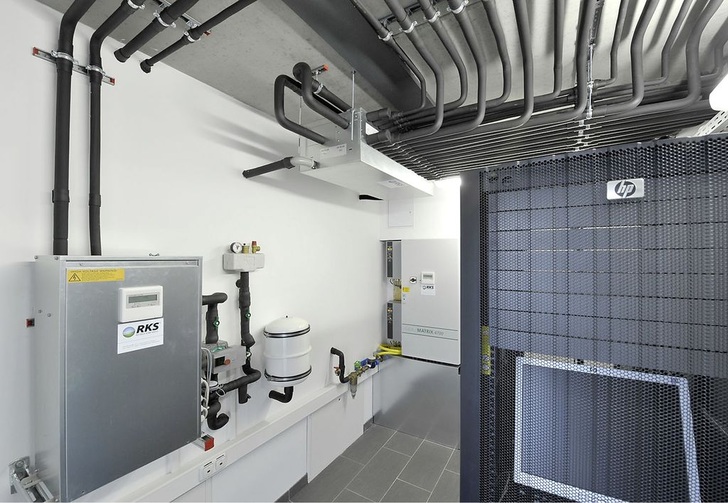 Die Wärme aus dem Server- und Technikraum wird über den Kältemittelverteiler dorthin geleitet, wo sie benötigt wird.