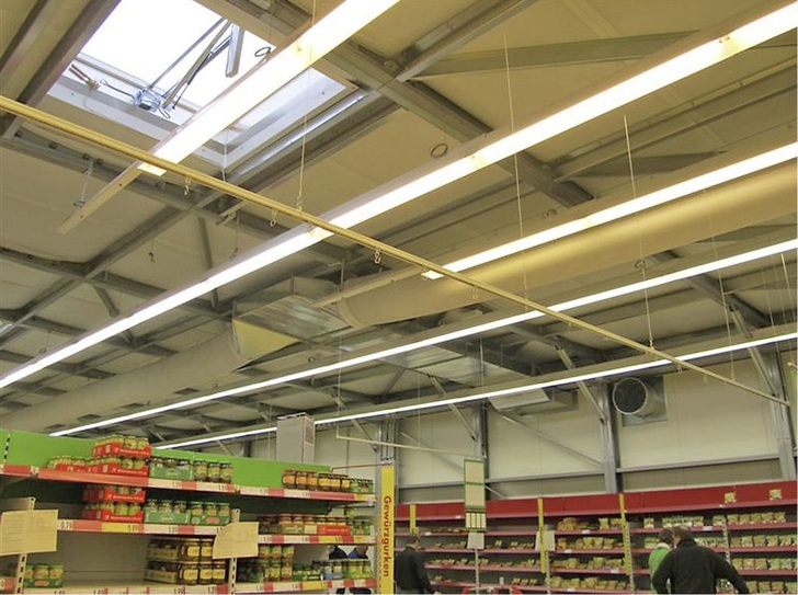 Einrichtung und Bestückung der Warenregale in der Ersatz-Kaufhalle.