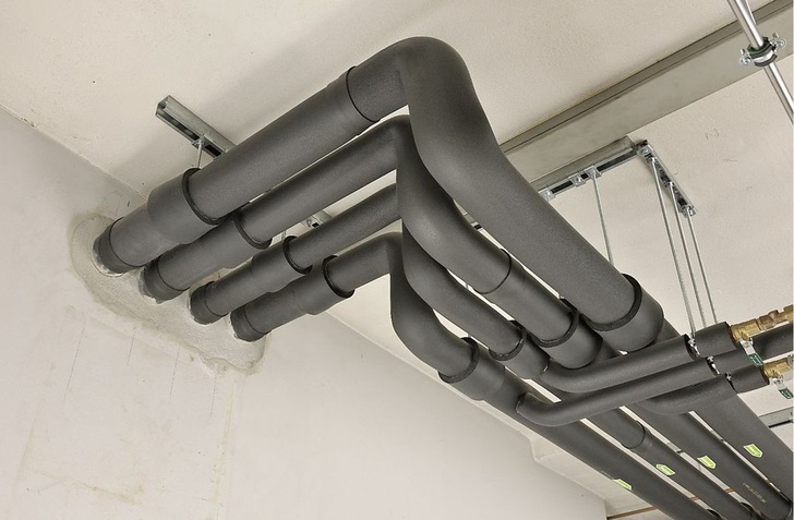 Durch korrekt geplante und sauber ausgeführte Rohr­abschottungssysteme wird im Falle eines Brandes die Weiterleitung in benachbarte Räume verhindert. - © Fotos: Armacell

