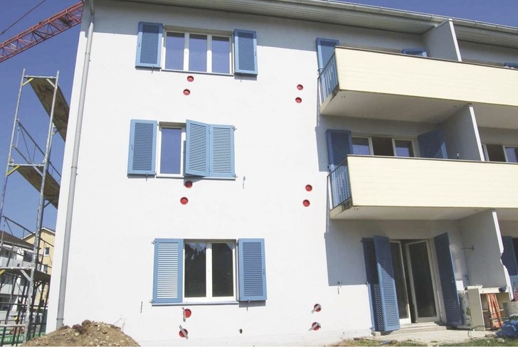 Pilotprojekt Ankengasse 2. Das Wohngebäude mit 1300 m² beheizter Fläche hatte früher eine Ölheizung und verbrauchte gut 26000 Liter pro Jahr. Für den modernisierten Gebäudeteil errechneten die Planer nur noch einen Verbrauch von 6600 Litern. Dies bedeutet eine Reduktion von 54 Tonnen CO2 pro Jahr. Zwei Drittel der Einsparung erwarten sie aus der Wärmedämmung der Gebäudehülle und ein Drittel aus dem Air-On-Gerät in Verbindung mit einer Niedertemperatur-Wärmepumpe. Die Untersuchungen laufen noch. Erste Ergebnisse sollen im Frühjahr vorliegen.