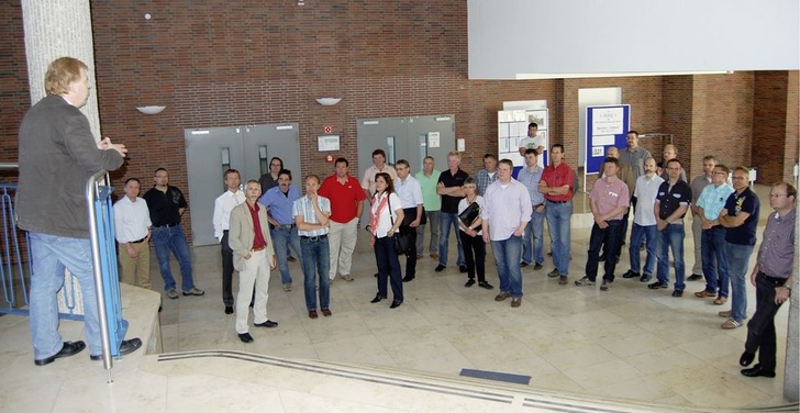 IKKE-Geschäftsführer Karsten Beermann begrüßt die Gäste im historischen Foyer der ehemaligen Krupp&rsquo;schen Lehrwerkstätten.