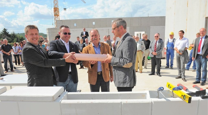 Schulleiter Jörg Peters, stellvertretender ­Landesinnungsmeister Heiko Denner, Geschäftsführer Manfred Seikel und Landesinnungsmeister Jürgen Kaul mit der Kapsel (v. l.).