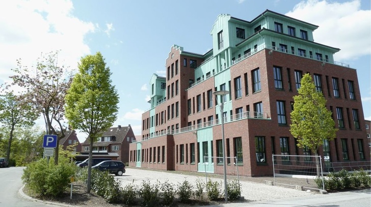 Bild 1: Das neue Gebäude der Reederei Strahlmann, optisch in die Umgebung integriert.