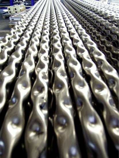 Bild 1: Die Wandverformung erzwingt in durch­strömenden Medien wie Wasserdampf oder organischen Substanzen Turbulenzen. So lässt sich die Intensität der Wärmeübertragung gegenüber geradlinig, laminar strömenden Stoffen um den Faktor drei bis fünf erhöhen.