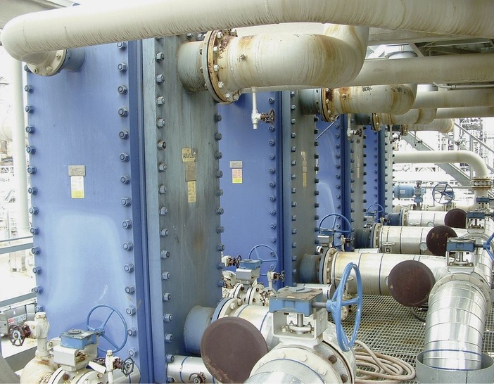 Senkung der Versorgungsinvestitionen Shell Sarnia, Kanada: Durch den Einbau von Alfa Laval Compabloc Wärmeübertragern konnte die Wärmerückgewinnung um 13,5 MW gesteigert werden. Dadurch hat die Dampfanlage zusätzliche Kapazitäten, um weitere Bedarfssteigerungen zu decken.