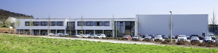 Auf der grünen Wiese vor den Toren Bayreuths entstand das neue Produktions- und Verwaltungsgebäude der Kartonagefabrik Hertel.